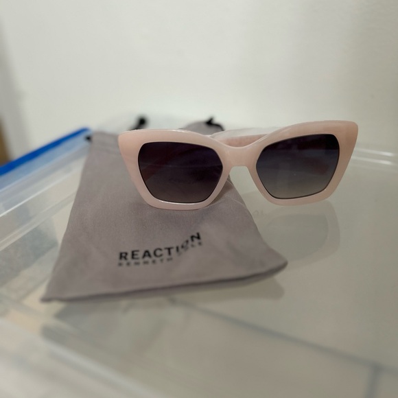 Kenneth Cole
Reaction Luna Crystal Cat-Eye
Pink Sunglasses NWT - Picture 4 of 8